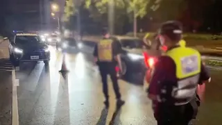 警方實施攔檢。翻攝畫面
