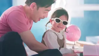 阿Ken在MV里头扮演奶爸，还有搞笑反串演出。（互联网）