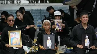 泰长公主灵柩移送大皇宫 数百民众黑衣守候