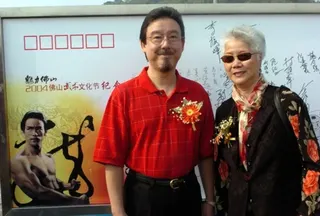 李秋源（右）與小弟李振輝出席紀念活動。（圖／新華社）