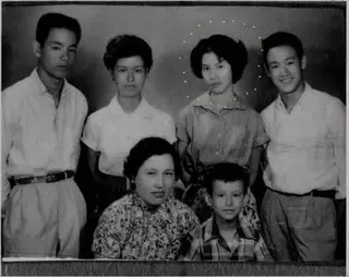 李小龙（上排右起）共有5个兄弟姐妹，分别是大姐李秋源、二姐李秋凤、哥哥李忠琛、以及弟弟李振辉（下排右）；下排左为妈妈何爱瑜。（取自李香凝IG）