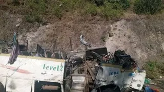 埃塞俄比亚阿姆哈拉州南沃洛地区孔博勒查镇当局，周一在社交媒体面子书发布巴士坠山沟事件的现场画面，该辆巴士几乎全毁。（孔博勒查传播机构面子书）