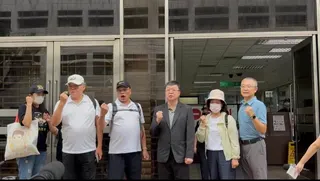 劉宗鑫的父親受訪，一旁西裝者為土城分局長沈明義。（圖／翻攝畫面）