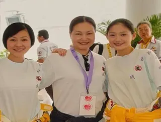 小S（左）晒和大S（右）旧照，表达对姐姐的思念。（互联网）