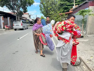 People move to an open area after a 6.7-magnitude earthquake hit Palu on Tuesday. Photo: Xinhua