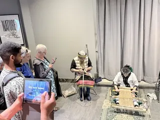 在安大略省皇家博物館座談會後，3位台灣原住民工藝師及傳習生在現場展示噶瑪蘭族香蕉絲編織技藝。中央社記者胡玉立多倫多攝  115年6月16日