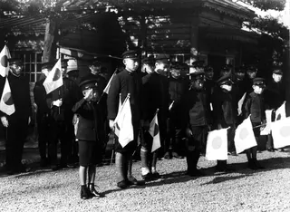 1943年，明仁亲王（左）等亲王在东京为士兵送行。