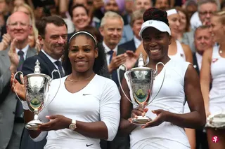 塞雷娜（左）和姐姐维纳斯在10年前赢得温网女双冠军，如今两人将再次携手参赛。 （法新社）