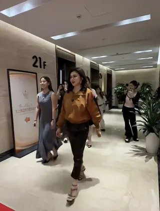 關之琳狀態保養得相當好，完全看不出來63歲。（取材自小紅書）