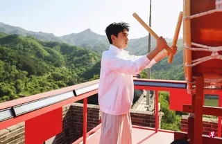 中国演员朱一龙日前出席运动服饰品牌在长城举办的活动，随后因当日的打鼓表演环节掀起争议。 （互联网）