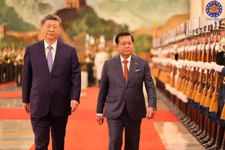 缅甸总统敏昂莱（右）和中国国家主席习近平周二在北京人民大会堂举行的欢迎仪式上检阅仪仗队。（图取自缅甸总统新闻局/法新社）