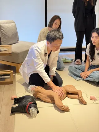 寵物心臟名醫余騰瑋示範寵物CPR。球狀星團娛樂提供