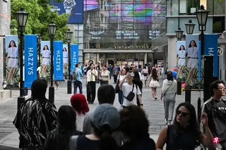 中国5月社会消费品零售总额出现三年多来首次下滑。图为摄于今年5月上海一购物街街景。 （法新社）