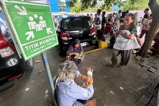 Patients are evacuated to an open area after a 6.7-magnitude earthquake hit Palu, Central Sulawesi province, Indonesia, on Tuesday. Photo: Xinhua