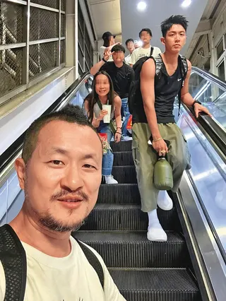 李芷瑤（左二）隨九把刀（左一）、柯震東（右一）出席《請問，還有哪裡需要加強》台南首映，後續彼此也維持合作關係。（翻攝自九把刀臉書）
