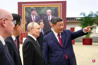 5月20，习近平和普京在北京人民大会堂共同参观“传承中俄世代友好 树立大国关系典范”图片展。 （路透社）
