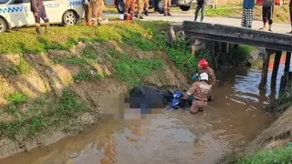 74岁巫裔老翁周二骑乘摩哆时，疑失控翻覆坠入路旁河道，不幸当场身亡。