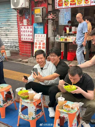 雷軍蹲街頭吃早餐，路人搶拍。（翻攝微博）