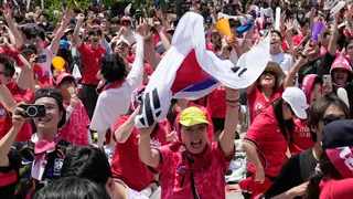在首爾街頭狂歡的南韓球迷們。（美聯社）
