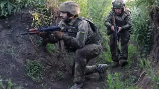 由乌克兰武装部队第65机械化旅新闻处于6月11日拍摄并发布的照片​​显示，乌克兰军人在扎波罗热州一处未公开地点参加军事训练。（图取自乌克兰武装部队第65机械化旅 /法新社）