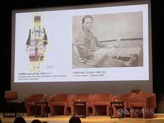 已故的台灣大學人類學系教授胡家瑜2000年赴加拿大實地研究確認，保存在安省皇家博物館數百件台灣文物，約有50件是台灣原住民噶瑪蘭族文物，其中包括一整套香蕉絲編織新娘禮裙。中央社記者胡玉立多倫多攝  115年6月16日