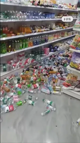 地震發生時震感強烈，多處商店貨架上的飲料、礦泉水等商品被震落滿地。(圖／取自微博...