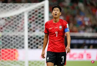 韩国首战以2比1击败捷克后，孙兴慜经过混合采访区时并未像往常一样接受媒体采访，仅简单向记者致意后便离开。 （法新社）