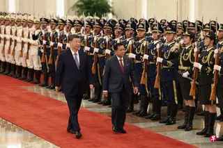中国国家主席习近平（左）星期二（6月16日）在北京同访华的缅甸总统敏昂莱（右）举行会谈，会谈前在人民大会堂北大厅举行欢迎仪式。 （路透社）