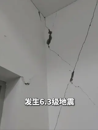地震發生時震感強烈，部分建築物牆面出現明顯裂縫與剝落情形。(圖／取自微博)