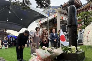 日本首座安倍晉三銅像長野縣揭幕 遺孀安倍昭惠出席