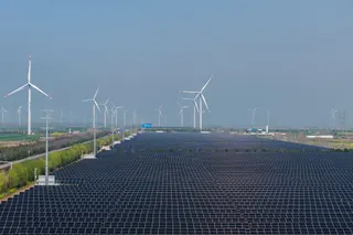盐城的风力发电机和太阳能电池板。中国运营的风能和太阳能装机容量约为世界其他地区总和的两倍。