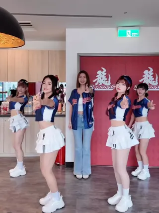 雅方二代林暄穎站C位跳應援舞，慘被大批網友嫌棄。（圖／IG@dragon_beauties_official）