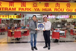 早餐會結束前，蔣萬安致贈「台北投影城市托盤」，新加坡西北區市長任梓銘回贈「政通人...
