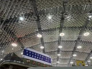 天花板除具備照明功能外，還導入RGB燈光系統，可依節慶或活動需求變換色彩，打造不同空間氛圍。（圖／記者李育道攝影）
