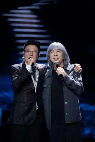 李壽全（右）擔任姜育恆演唱會音樂總監。文星文化提供