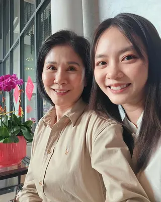 林梅娇（左）有意去台湾探女儿黄暄婷的班。（取自林梅娇IG）