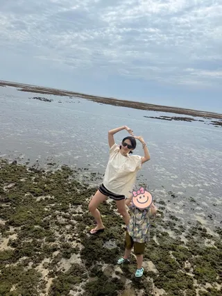 孫藝真陪著兒子比出各種俏皮pose。翻攝IG@yejinhand