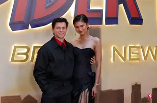 好莱坞男星Tom Holland（左）和Zendaya展开《蜘蛛侠：崭新之日》宣传活动，久违在公开活动同框。 （法新社）