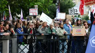 Varias personas participan en una manifestación, en el marco de las convocatorias a nivel nacional para protestar por la gestión que ha hecho el sistema de justicia penal de denuncias anteriores presentadas por menores contra el principal sospechoso del asesinato de Lyhanna, de 11 años, cuyo cadáver fue hallado cerca de Fleurance tras varios días de búsqueda, cerca del juzgado de París, Francia, el 8 de junio de 2026, en una protesta respaldada por el movimiento #NousToutes.