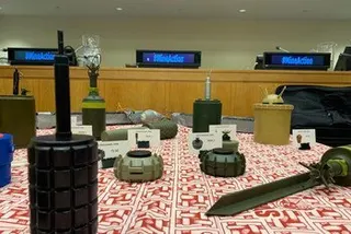 纽约联合国总部的一个展览在一张桌子上展示了各种类型的杀伤人员地雷和战争遗物，并附有说明标签。