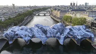 Vue aérienne de "la caverne du Pont-Neuf", œuvre de l'artiste JR, à Paris, le 1er juin 2026