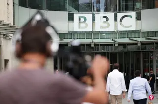 截至2025年3月，BBC雇有约2万1500名员工。 （路透社）