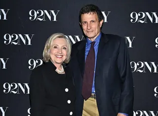 喜萊莉．柯林頓（Hillary Clinton，左）和紐約客周刊記者雷姆尼克（D...