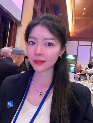 網紅作家周書靜主打精緻人設，卻遭爆料和友人到男模會館消費後沒分攤費用。翻攝「非專業藝術家 周書靜」臉書