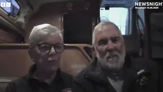 当时在游艇上的英国退休夫妇，简.凯尔维和艾伦.凯尔维在在接受英国广播公司（BBC）采访时形容这段经历“超现实”。（图取自X/@BBCNewsnight）