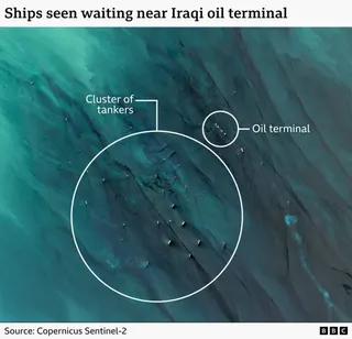 衛星圖顯示，一群船隻停泊在伊拉克附近海域，靠近一個海上石油碼頭。