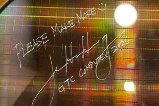 黄仁勋在Computex上签名的内存晶圆。