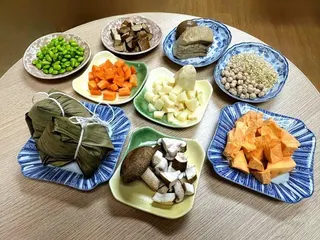 「彩蔬毛豆穩糖低碳粽」食材包含，糙米、鷹嘴豆搭配少量糯米取代全糯米配方；內餡則選...