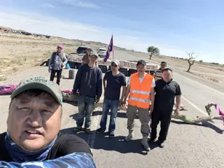 抗議人士16日封鎖力拓集團位於蒙古國的大型銅礦場對外運輸道路。（圖取自臉書激進改革運動網頁facebook.com）