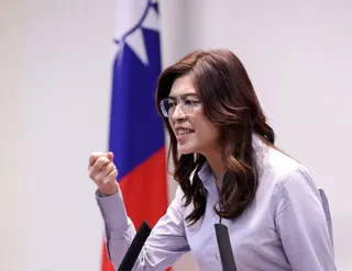 國民黨主席鄭麗文結束訪美行程，昨天在國民黨中央黨部舉行中外記者會。鄭麗文握拳振臂...